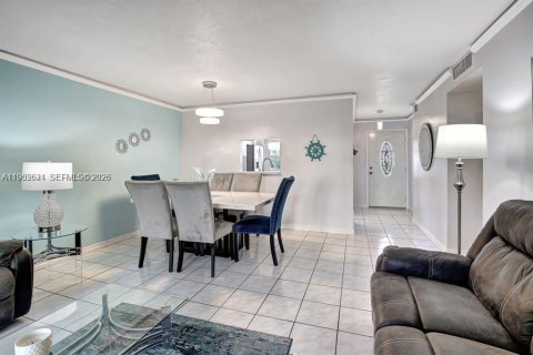 Condo in Hallandale Beach, Florida, 2 bedrooms  № 2055192 - photo 11