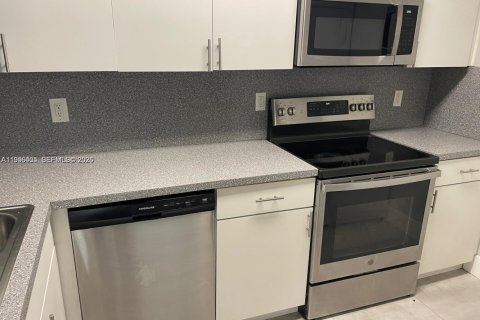 Condo in Miami, Florida, 2 bedrooms № 2076272 - photo 13