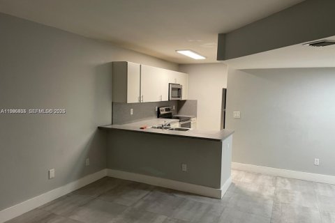 Condo in Miami, Florida, 2 bedrooms № 2076272 - photo 9