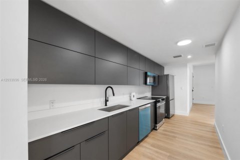 Снять в аренду виллу или дом в Майами, Флорида 2 спальни, 81.94м2, № 2145785 - фото 7