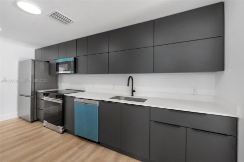 Снять в аренду виллу или дом в Майами, Флорида 2 спальни, 81.94м2, № 2145785 - фото 8