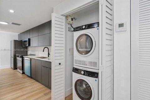 Снять в аренду виллу или дом в Майами, Флорида 2 спальни, 81.94м2, № 2145785 - фото 9