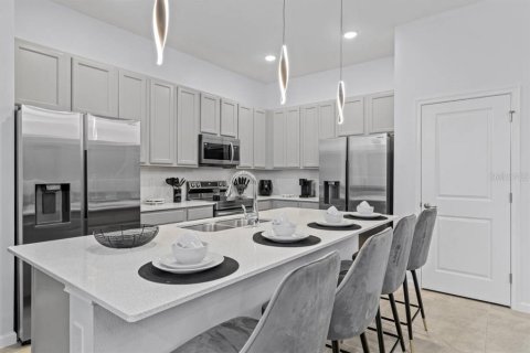House in Orlando, Florida 8 bedrooms, 303.42 sq.m. № 2201164 - photo 9