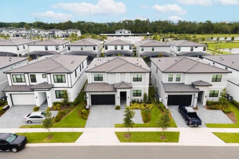 House in Orlando, Florida 8 bedrooms, 303.42 sq.m. № 2201164 - photo 2