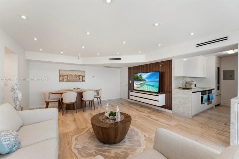 Condominio en alquiler en Miami Beach, Florida, 2 dormitorios, 90.12 m2 № 1978152 - foto 13