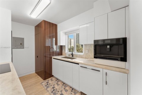 Condominio en alquiler en Miami Beach, Florida, 2 dormitorios, 90.12 m2 № 1978152 - foto 18