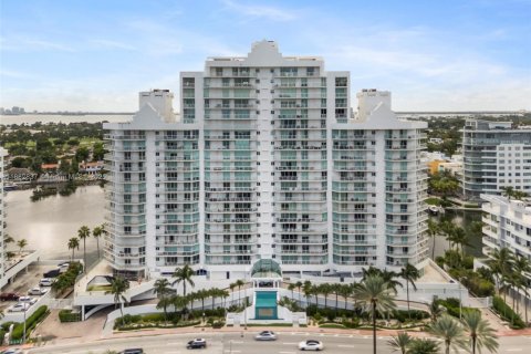 Condominio en alquiler en Miami Beach, Florida, 2 dormitorios, 90.12 m2 № 1978152 - foto 1