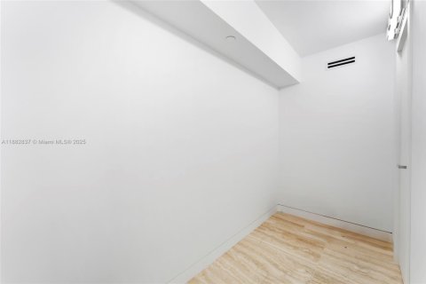 Condominio en alquiler en Miami Beach, Florida, 2 dormitorios, 90.12 m2 № 1978152 - foto 25