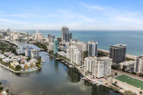 Condominio en alquiler en Miami Beach, Florida, 2 dormitorios, 90.12 m2 № 1978152 - foto 3