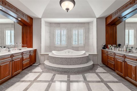 House in Pinecrest, Florida 7 bedrooms, 654.12 sq.m. № 2067200 - photo 28