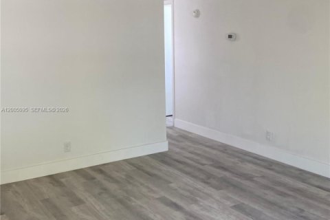 Снять в аренду кондоминиум в Тамарак, Флорида 2 спальни, 82.68м2, № 2070391 - фото 3