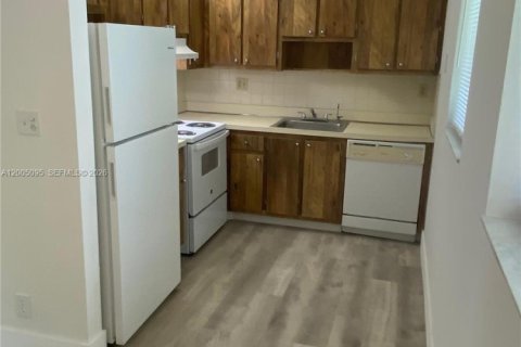 Снять в аренду кондоминиум в Тамарак, Флорида 2 спальни, 82.68м2, № 2070391 - фото 2