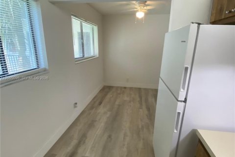Снять в аренду кондоминиум в Тамарак, Флорида 2 спальни, 82.68м2, № 2070391 - фото 7