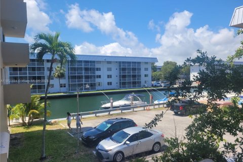 Condominio en alquiler en North Miami Beach, Florida, 2 dormitorios, 126.53 m2 № 1875511 - foto 2