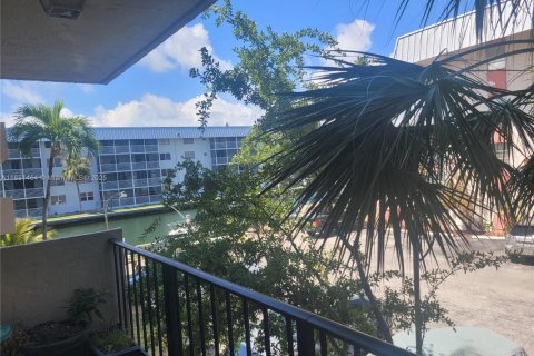 Condominio en alquiler en North Miami Beach, Florida, 2 dormitorios, 126.53 m2 № 1875511 - foto 3