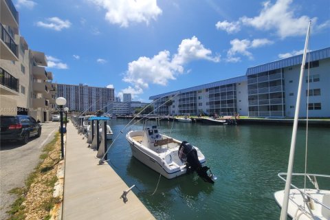 Condominio en alquiler en North Miami Beach, Florida, 2 dormitorios, 126.53 m2 № 1875511 - foto 1
