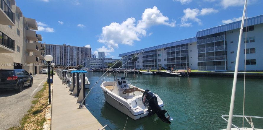 Condominio en North Miami Beach, Florida, 2 dormitorios  № 1875511