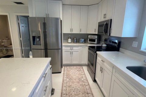 Купить виллу или дом в Хомстед, Флорида 5 спален, 209.49м2, № 2080250 - фото 16