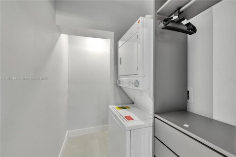 Casa en alquiler en Miami, Florida, 3 dormitorios, 108.23 m2 № 2012401 - foto 18