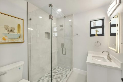 Casa en alquiler en Miami, Florida, 3 dormitorios, 108.23 m2 № 2012401 - foto 6