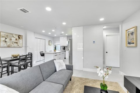 Casa en alquiler en Miami, Florida, 3 dormitorios, 108.23 m2 № 2012401 - foto 12