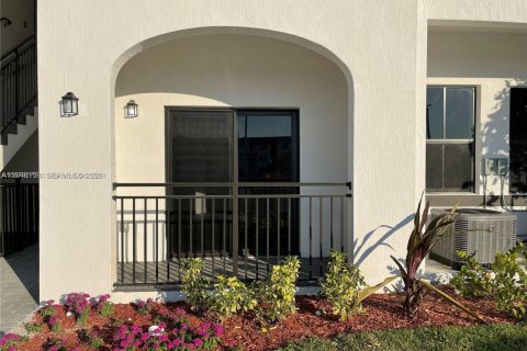 Снять в аренду кондоминиум в Майами, Флорида 3 спальни, 128.58м2, № 2005353 - фото 2