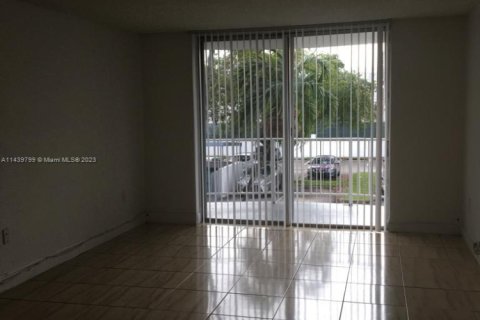 Condominio en Miami, Florida, 2 dormitorios  № 2077036