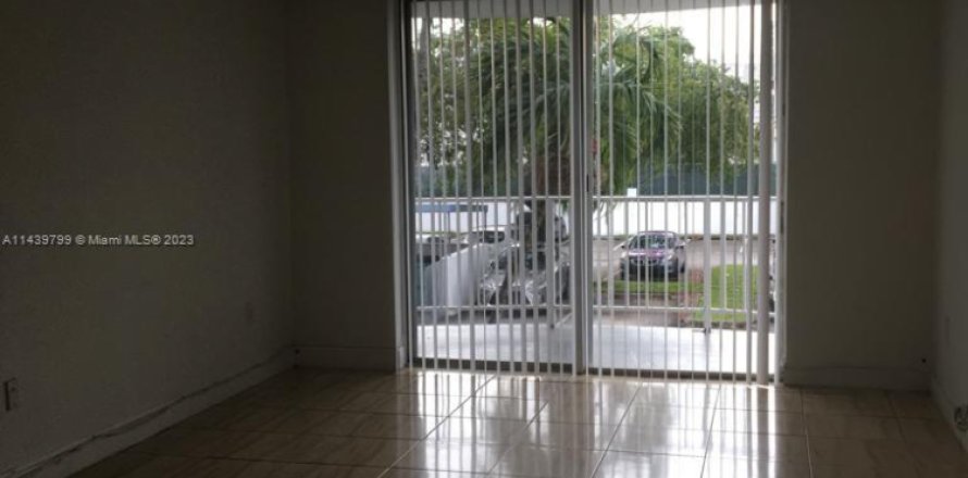Condominio en Miami, Florida, 2 dormitorios  № 2077036