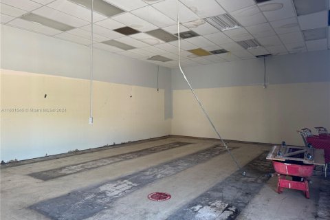 Commercial property in Oakland Park, Florida № 1963086 - photo 11