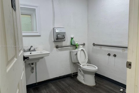 Commercial property in Oakland Park, Florida № 1963086 - photo 15