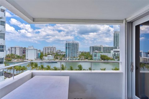 Condominio en alquiler en Miami Beach, Florida, 2 dormitorios, 166.3 m2 № 2085960 - foto 8
