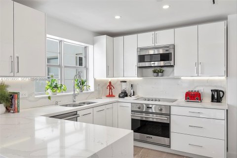 Condominio en alquiler en Miami Beach, Florida, 2 dormitorios, 166.3 m2 № 2085960 - foto 13