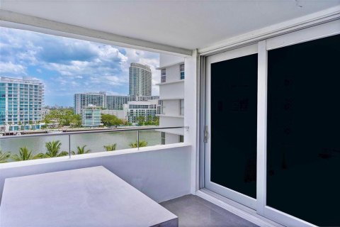 Condominio en alquiler en Miami Beach, Florida, 2 dormitorios, 166.3 m2 № 2085960 - foto 10
