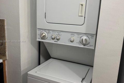 Condo in Hialeah Gardens, Florida, 2 bedrooms  № 2011461 - photo 10