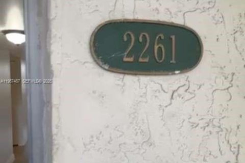 Condo in Hialeah Gardens, Florida, 2 bedrooms  № 2011461 - photo 26