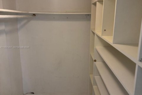 Condo in Hialeah Gardens, Florida, 2 bedrooms  № 2011461 - photo 19