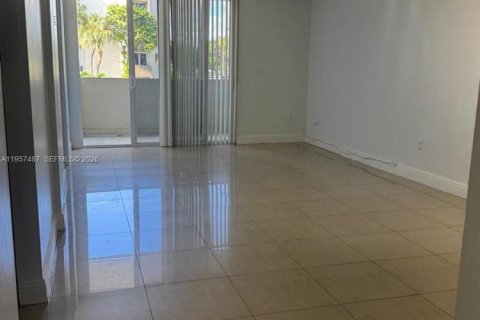 Condo in Hialeah Gardens, Florida, 2 bedrooms  № 2011461 - photo 23