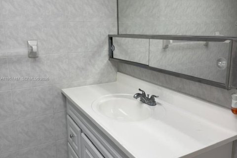 Condo in Hialeah Gardens, Florida, 2 bedrooms  № 2011461 - photo 3