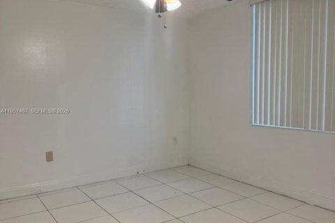 Condo in Hialeah Gardens, Florida, 2 bedrooms  № 2011461 - photo 20