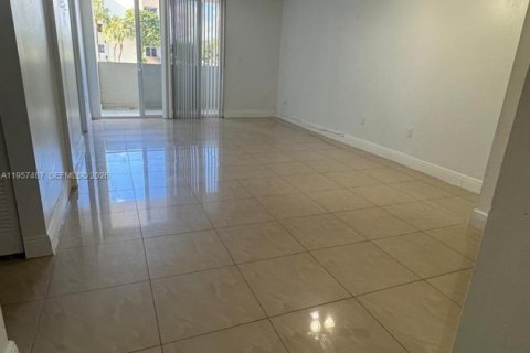 Condo in Hialeah Gardens, Florida, 2 bedrooms  № 2011461 - photo 12