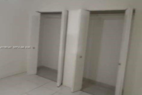 Condo in Hialeah Gardens, Florida, 2 bedrooms  № 2011461 - photo 24