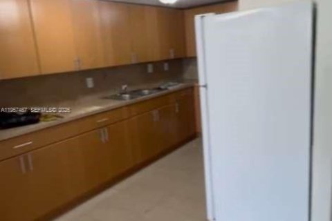 Condo in Hialeah Gardens, Florida, 2 bedrooms  № 2011461 - photo 9