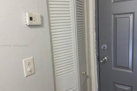 Condo in Hialeah Gardens, Florida, 2 bedrooms  № 2011461 - photo 11