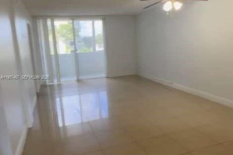 Condo in Hialeah Gardens, Florida, 2 bedrooms  № 2011461