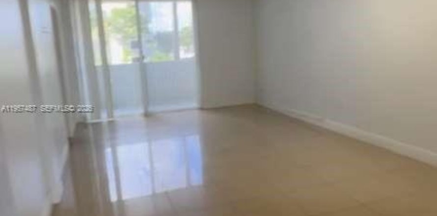 Condo in Hialeah Gardens, Florida, 2 bedrooms  № 2011461