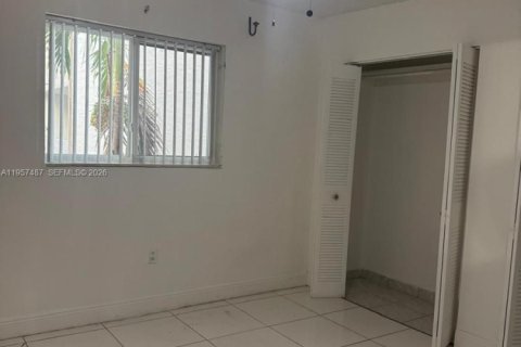 Condo in Hialeah Gardens, Florida, 2 bedrooms  № 2011461 - photo 14