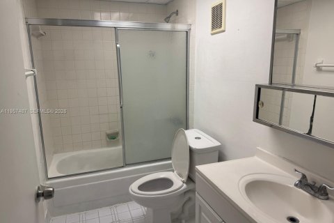 Condo in Hialeah Gardens, Florida, 2 bedrooms  № 2011461 - photo 15