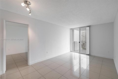 Купить кондоминиум в Майами, Флорида 2 спальни, 78.78м2, № 2069407 - фото 2