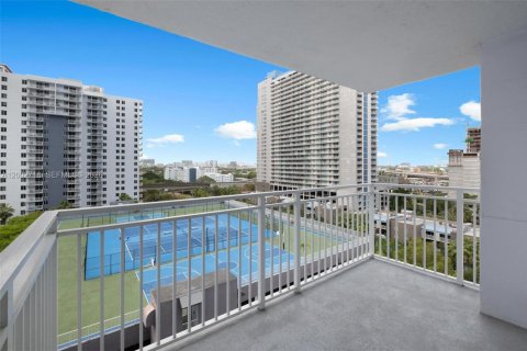 Кондоминиум с 2 спальнями в Майами, Флорида № 2069407