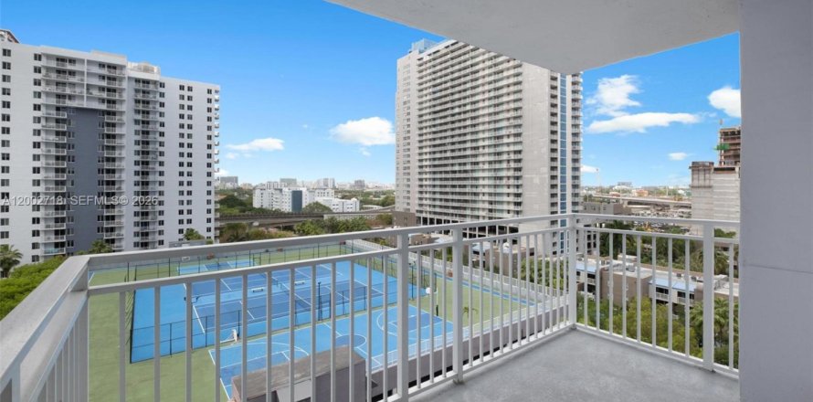 Кондоминиум с 2 спальнями в Майами, Флорида № 2069407